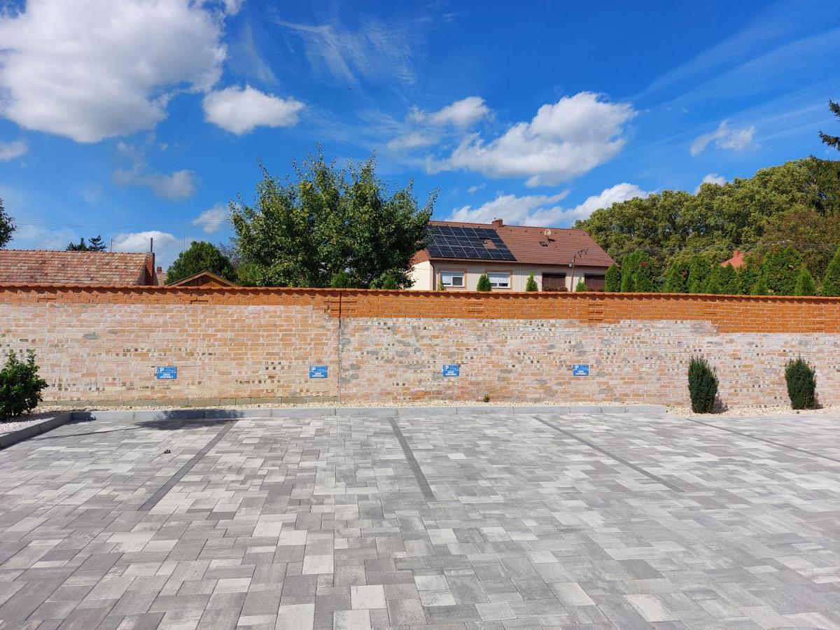 Linden Apartman 107 Glamour (Adults Only) Mosonmagyaróvár Eksteriør billede